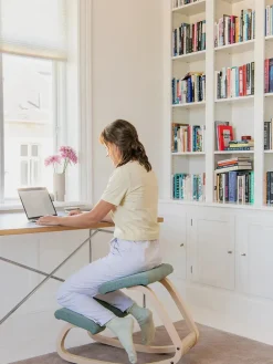 Variable Balans Stol, light brown wood/reflect 984 fra Variér