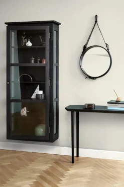 Væghængt Vitrineskab N4, dark oak fra Lindebjerg Design