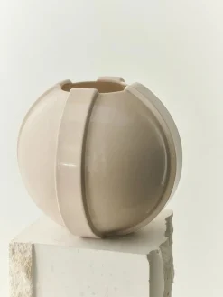 Vinci Vase 01, raw white fra Louise Roe