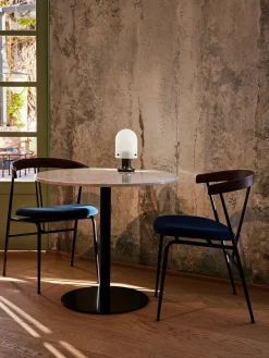 Violin Dining Chair, american walnut fra GUBI