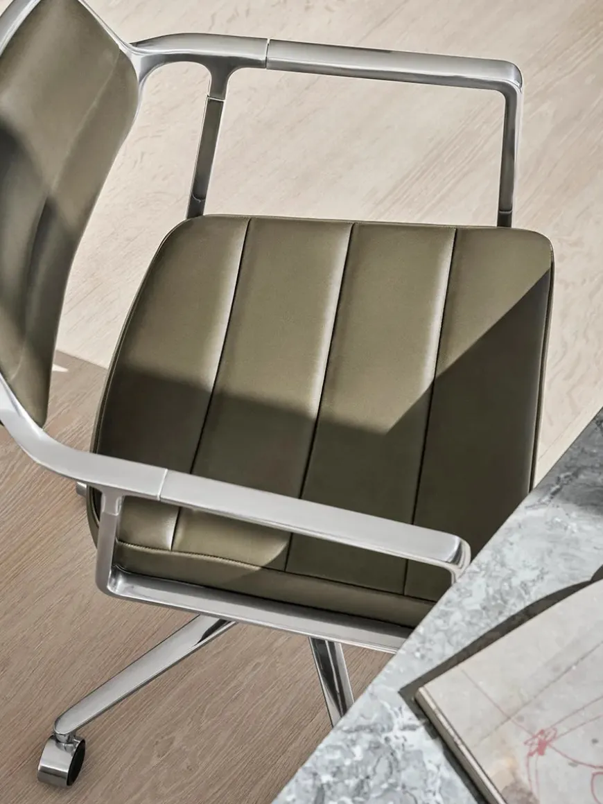 VIPP453 Swivel+ Chair, bosco grøn læder fra Vipp