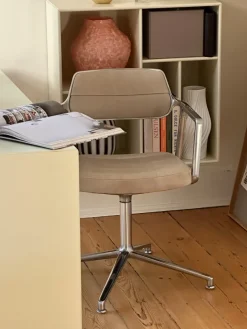 VIPP453 Swivel Chair, Light Grey, Special Edition fra VIPP