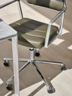 VIPP453 Swivel+ Chair m/hjul, camel læder fra Vipp