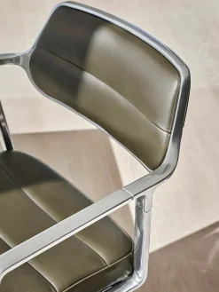 VIPP453 Swivel+ Chair m/hjul, sort læder fra Vipp