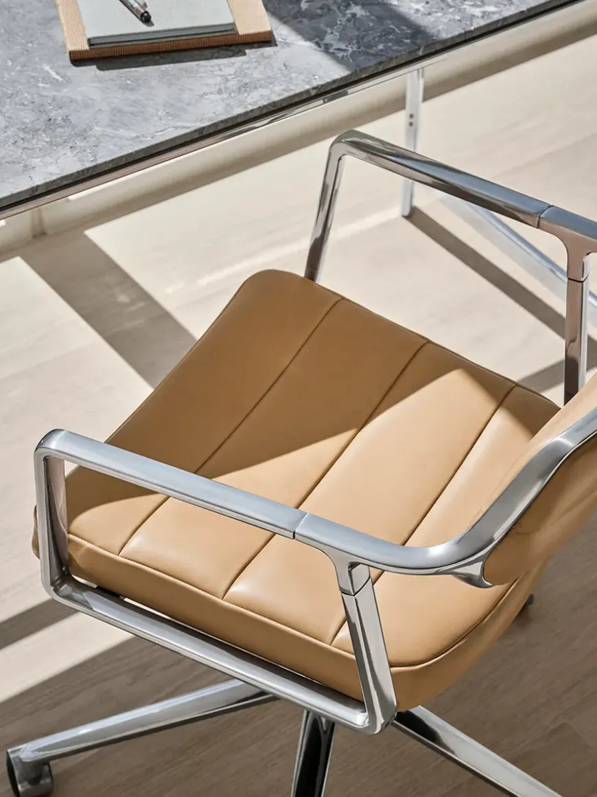 VIPP453 Swivel+ Chair m/sort stel & hjul, sort læder fra Vipp