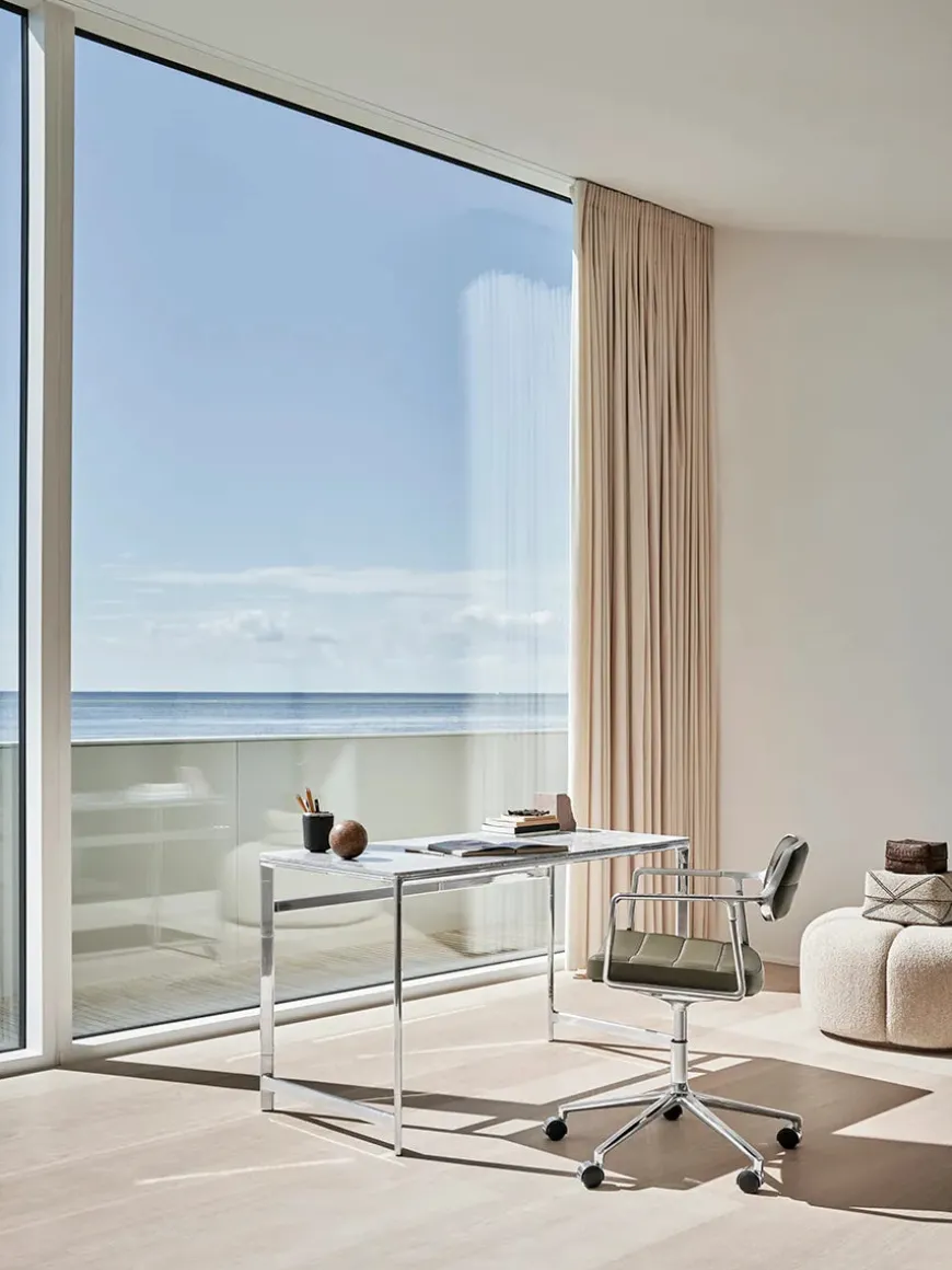 VIPP453 Swivel+ Chair m/sort stel & hjul, sort læder fra Vipp