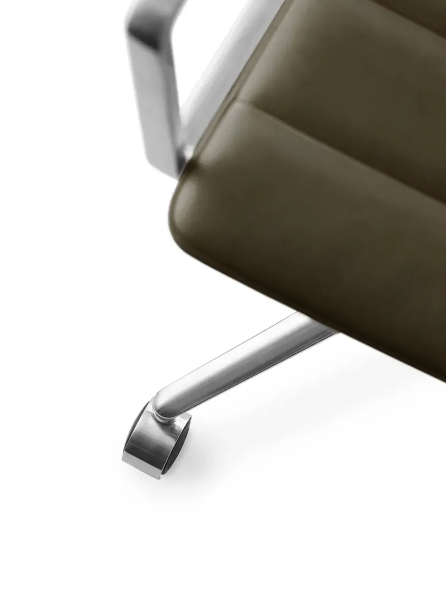 VIPP452 Swivel Chair m/sort stel & hjul, sort læder fra Vipp