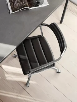 VIPP452 Swivel Chair m/sort stel & hjul, sort læder fra Vipp
