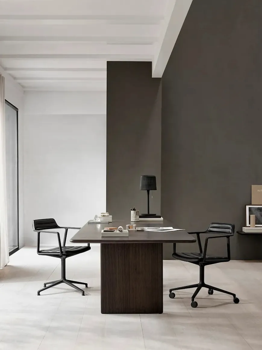 VIPP452 Swivel Chair m/sort stel, sort læder fra Vipp