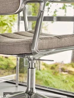 VIPP453 Swivel+ Chair m/sort stel, sort læder fra Vipp