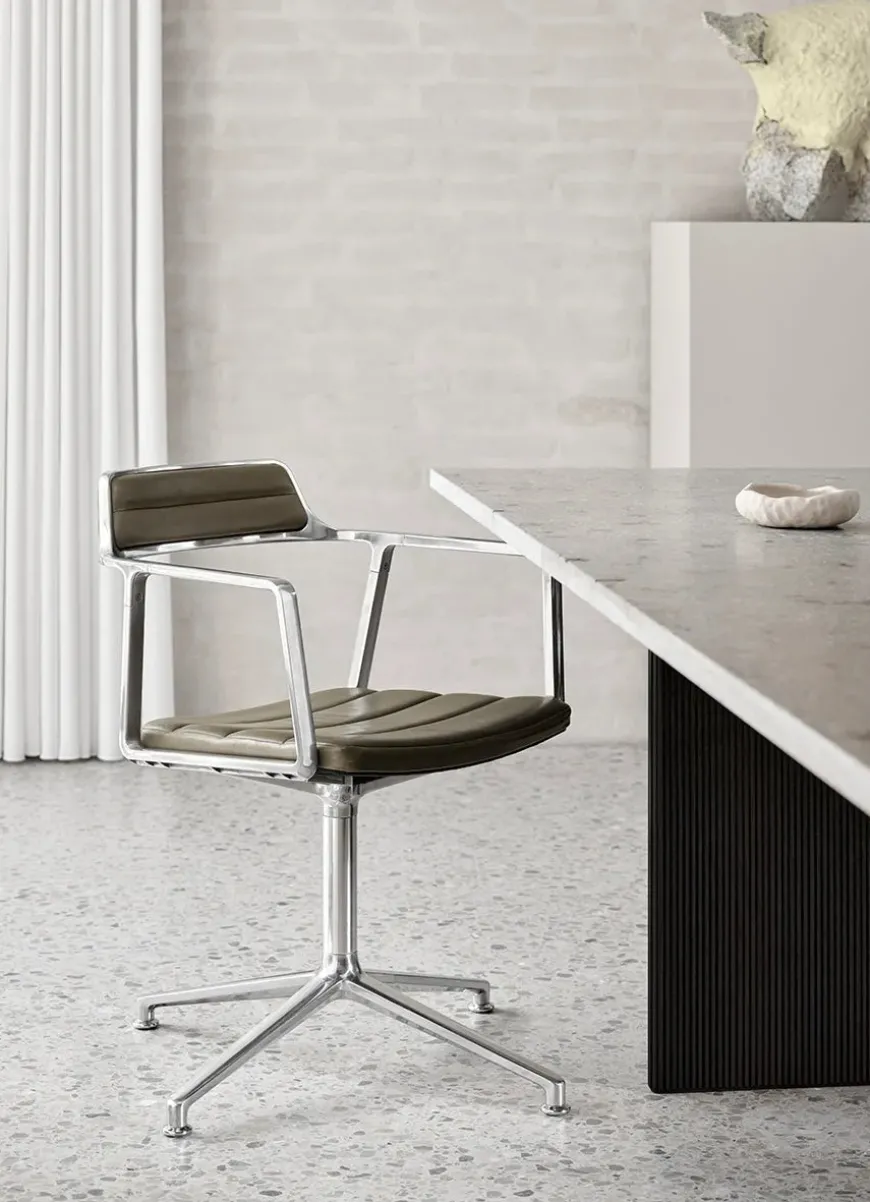 VIPP452 Swivel Chair, sort læder fra Vipp