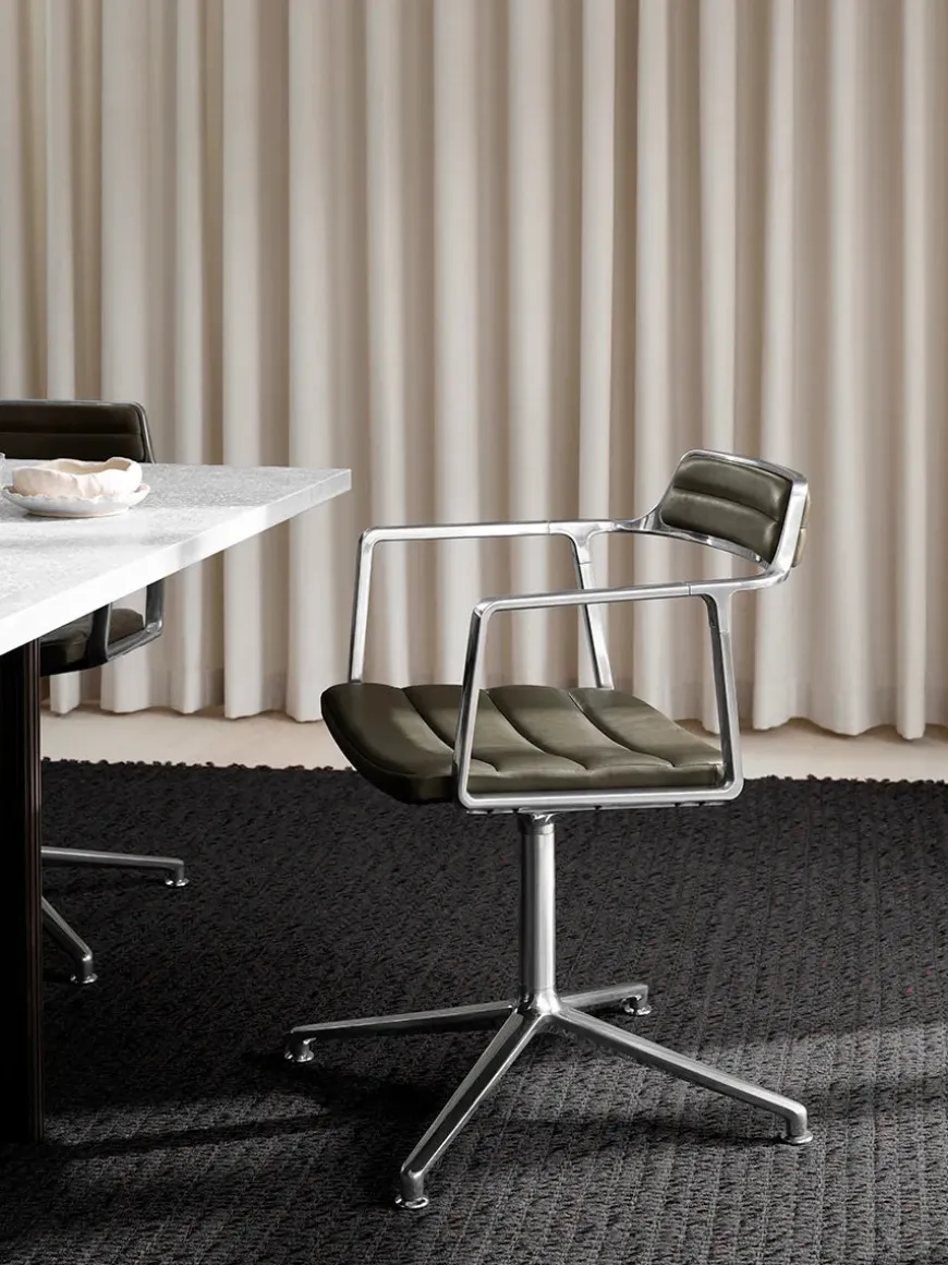VIPP452 Swivel Chair, sort læder fra Vipp