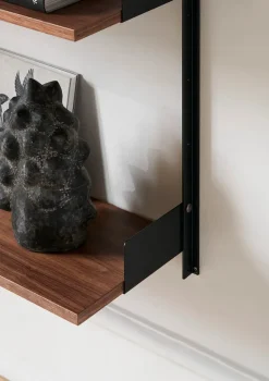 Wall shelf 900 fra New Works