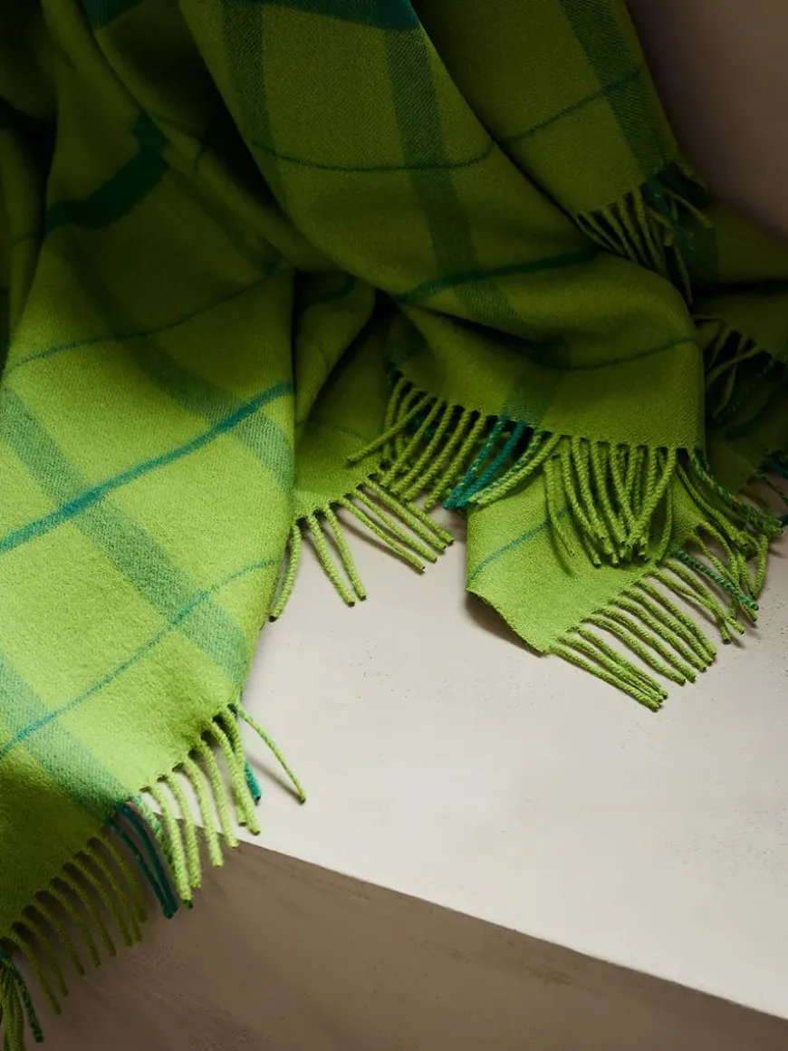 Warp & Weft Plaid, beetroot/midnight fra Silkeborg Uldspinderi