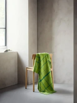 Warp & Weft Plaid, beetroot/midnight fra Silkeborg Uldspinderi