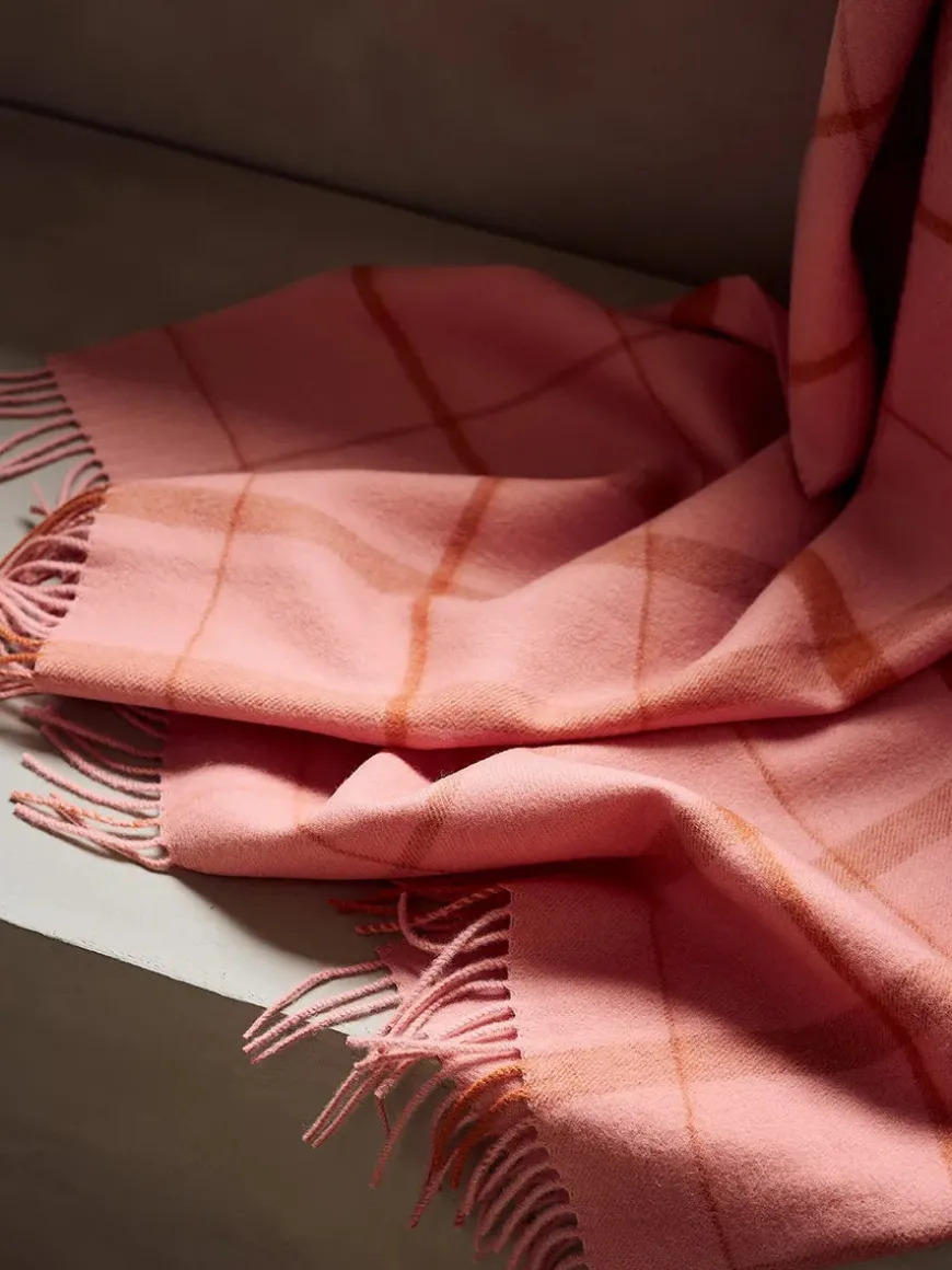 Warp & Weft Plaid, raw white/lilac fra Silkeborg Uldspinderi