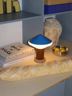 Whipped Portable Table Lamp, sky blue fra LEO Objects