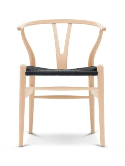 Y-stol CH24, Bøg sæbe med sort flet af Hans J. Wegner
