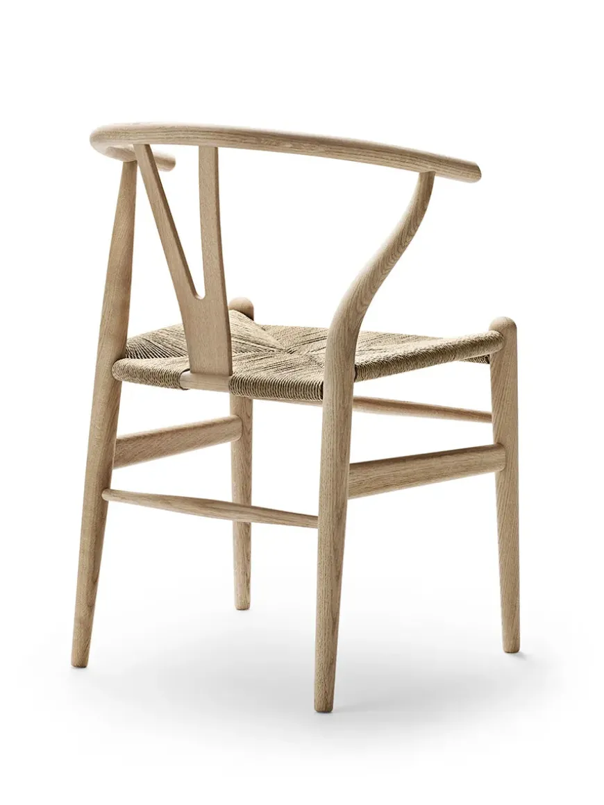 Y-stol CH24, Eg hvidolie af Hans J. Wegner