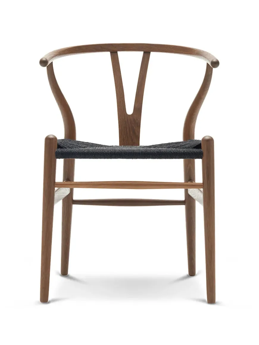 Y-stol CH24, Eg hvidolie med sort flet af Hans J. Wegner