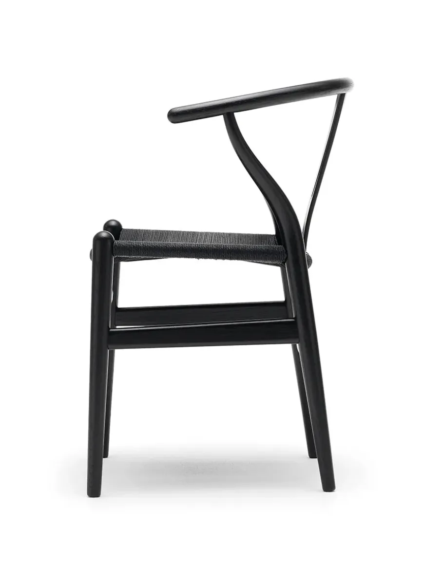 Y-stol CH24, Eg hvidolie med sort flet af Hans J. Wegner