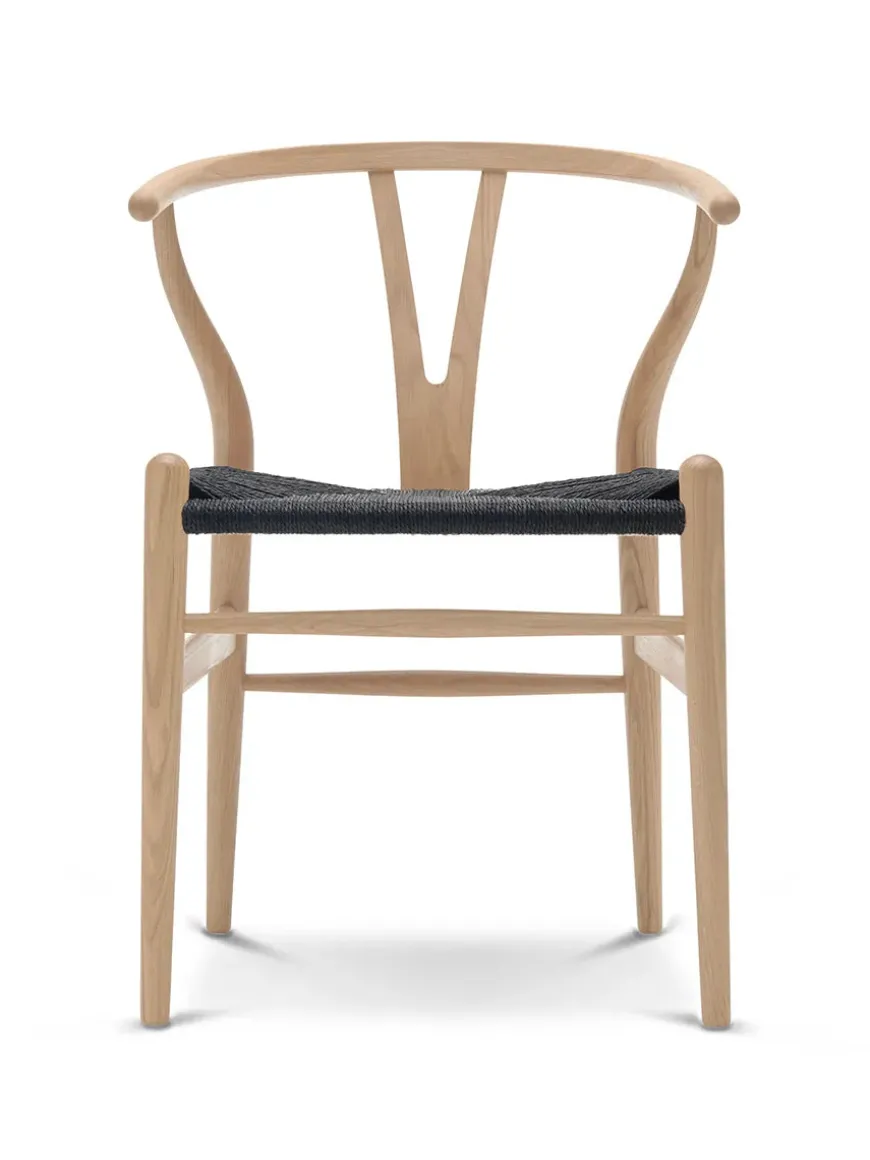 Y-stol CH24, Eg lak med sort flet af Hans J. Wegner