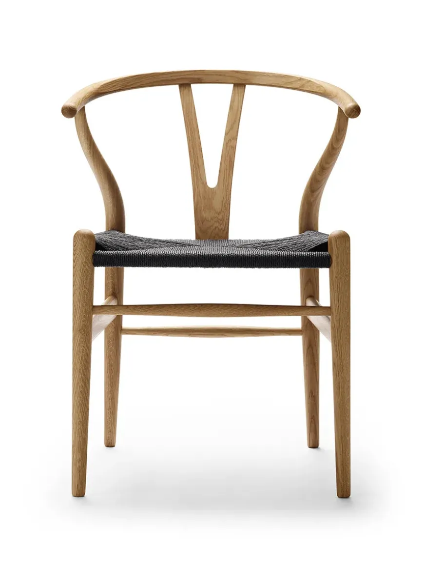Y-stol CH24, Eg lak med sort flet af Hans J. Wegner
