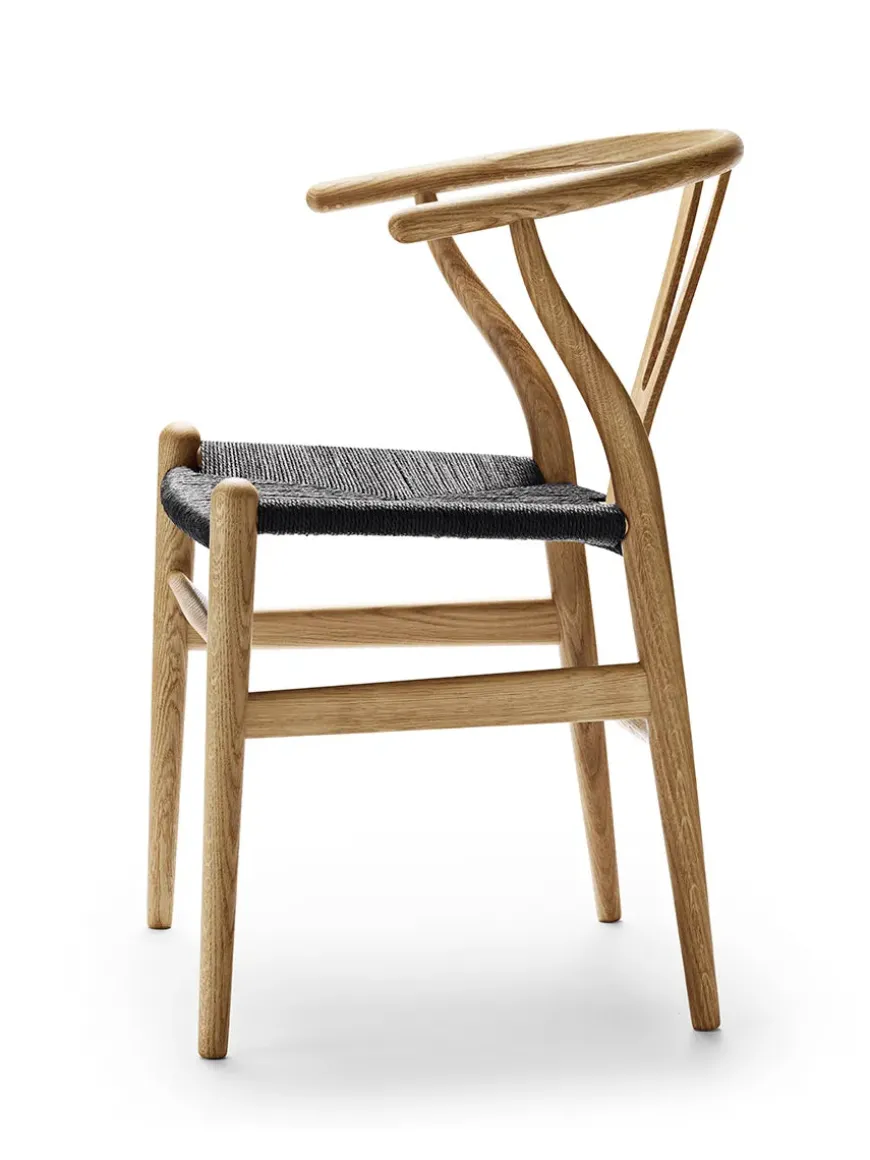 Y-stol CH24, Eg lak med sort flet af Hans J. Wegner