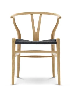 Y-stol CH24, eg olie med sort flet af Hans J. Wegner