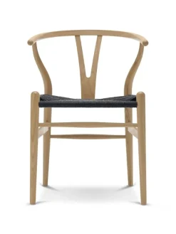Y-stol CH24, Eg røget olie med sort flet af Hans J. Wegner