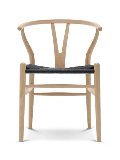 Y-stol CH24, Eg sæbe med sort flet af Hans J. Wegner
