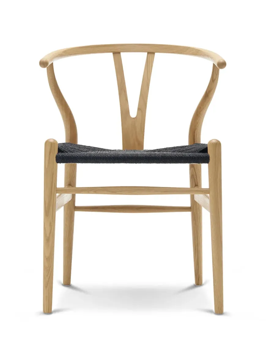Y-stol CH24, Eg sæbe med sort flet af Hans J. Wegner