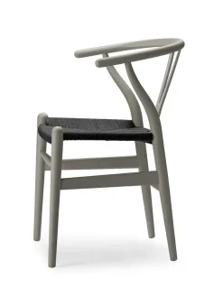 Y-stol CH24 Soft Blue med sort flet af Hans J. Wegner