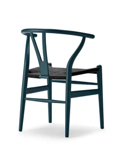 Y-stol CH24 Soft Blue med sort flet af Hans J. Wegner