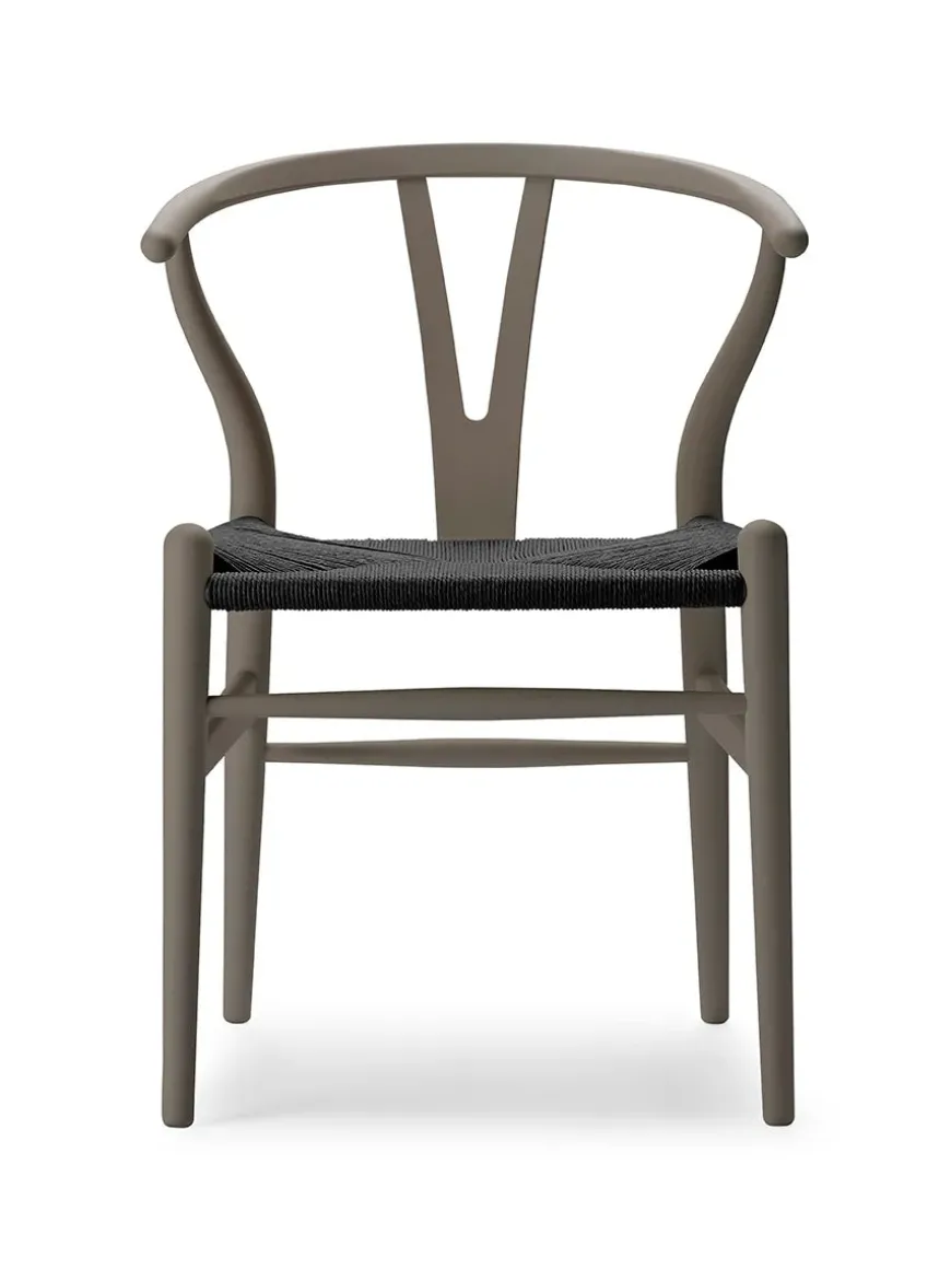 Y-stol CH24 Soft Blue med sort flet af Hans J. Wegner