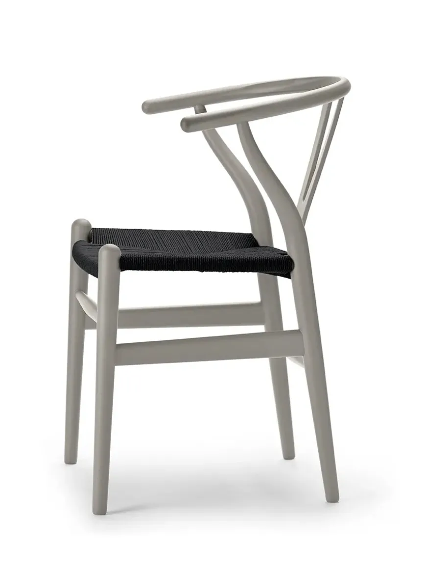 Y-stol CH24 Soft Natural White med sort flet af Hans J. Wegner
