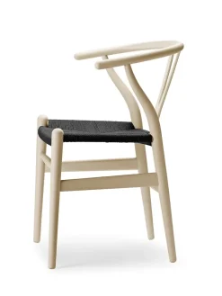 Y-stol CH24 Soft Natural White med sort flet af Hans J. Wegner
