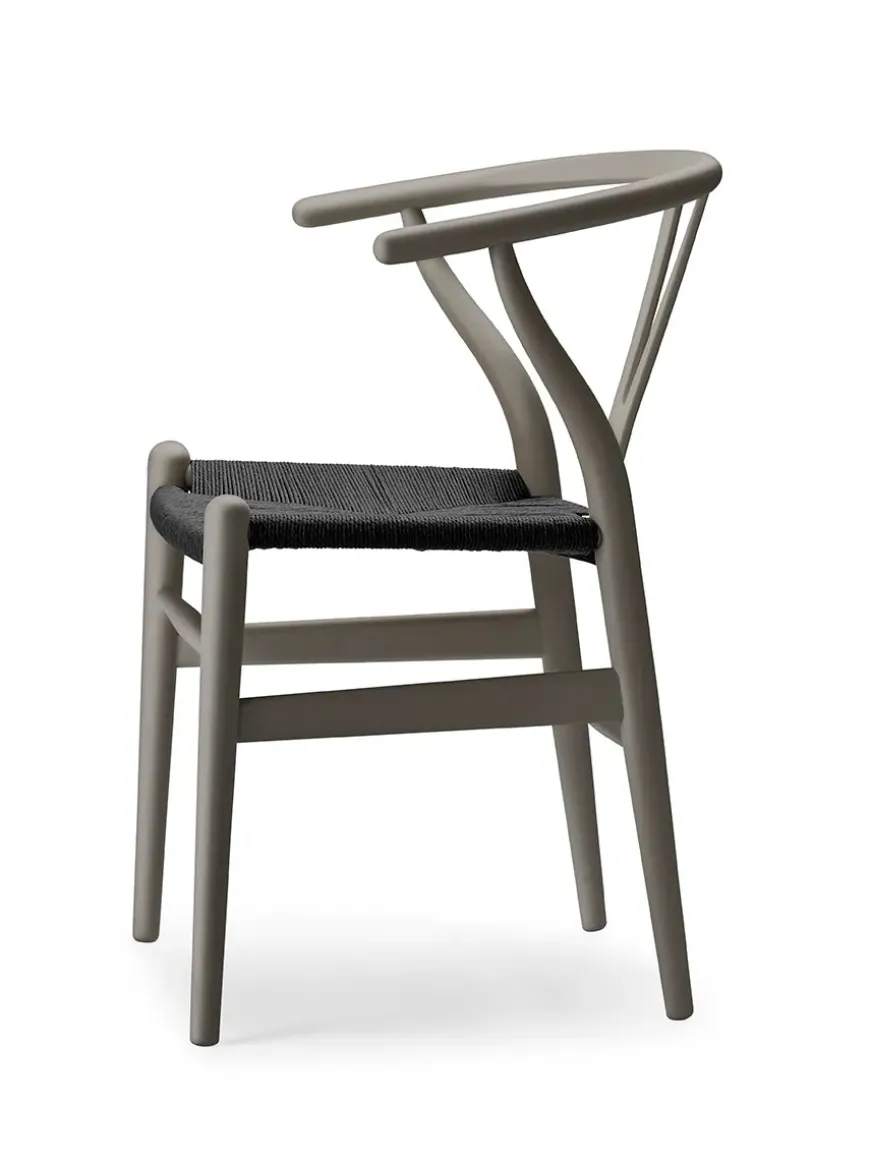 Y-stol CH24 Soft Pewter med sort flet af Hans J. Wegner