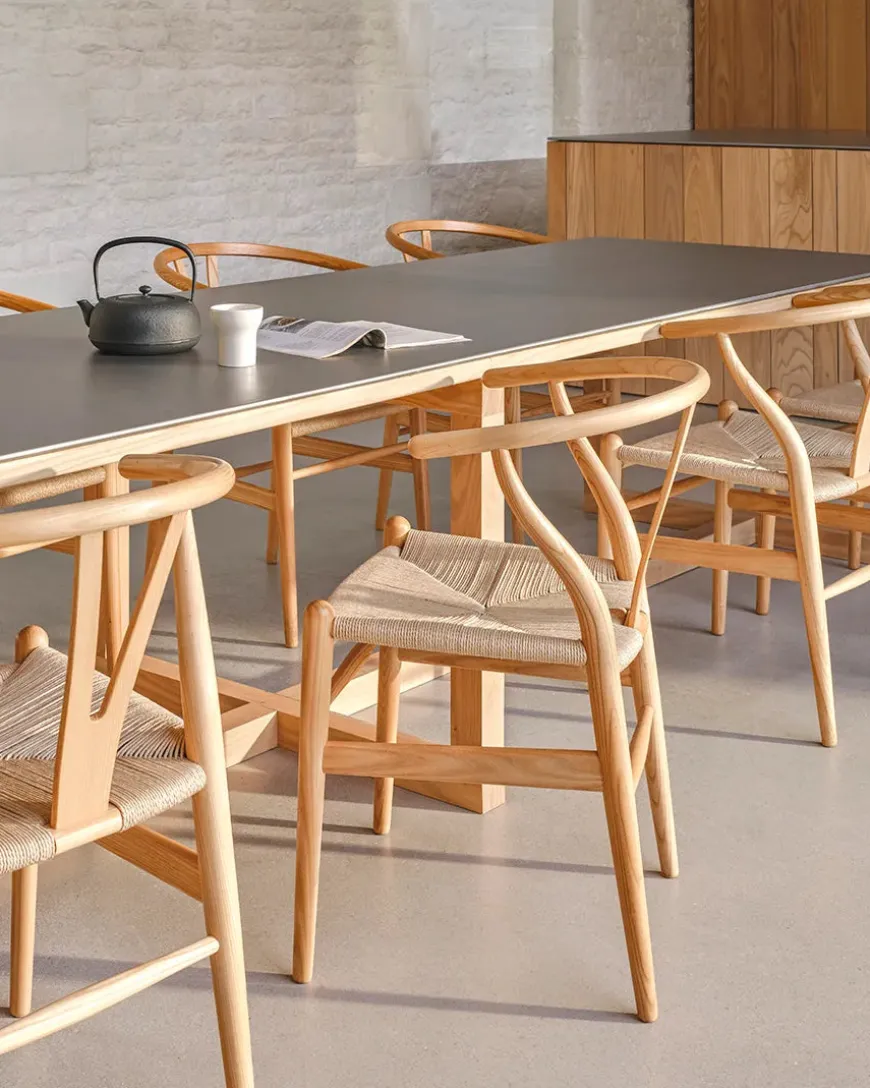 Y-stol CH24, sort bøg af Hans J. Wegner