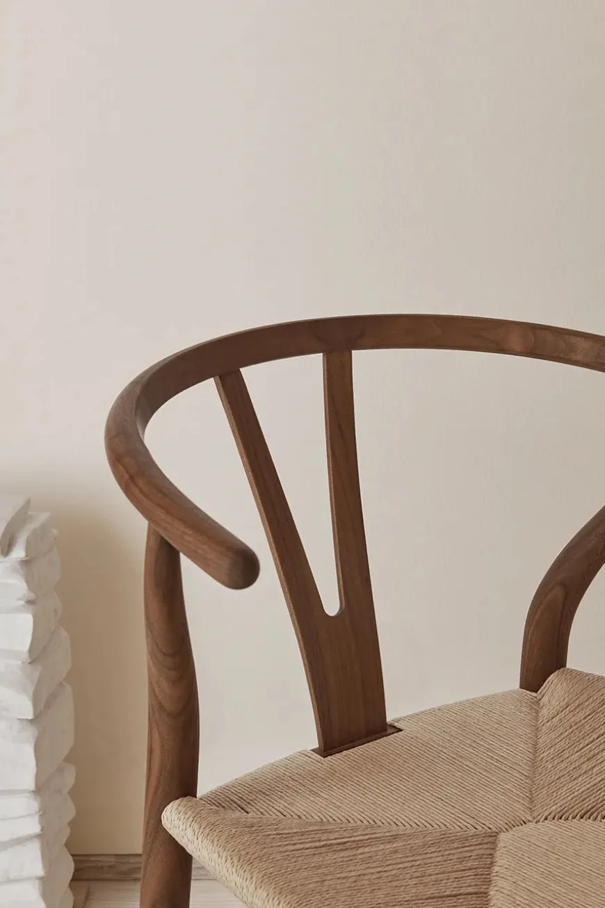 Y-stol CH24, Valnød lak af Hans J. Wegner